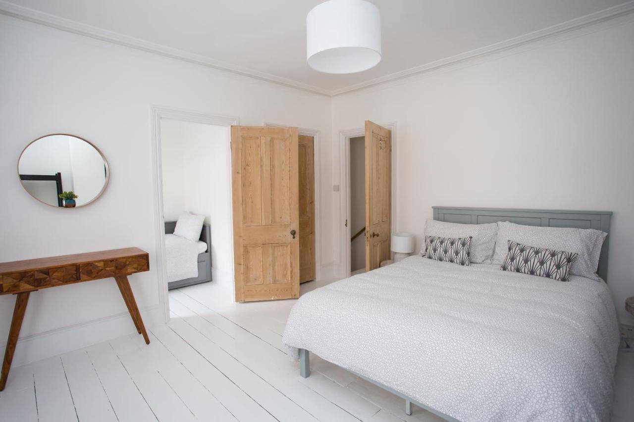 Elegant York House - On A Beach Road, Sleeps 12, With Sea Views Вортінг Номер фото